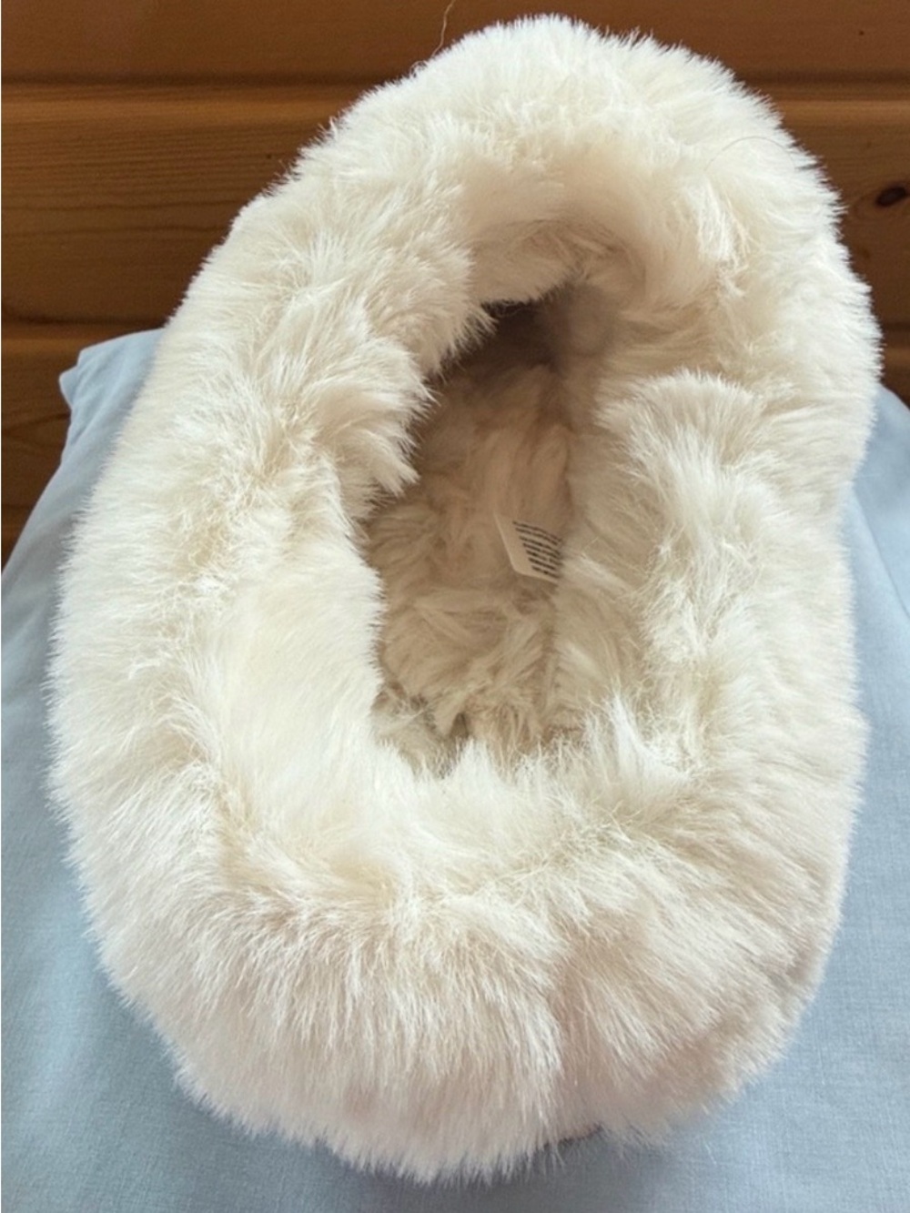 American Eagle Women's Plush Grinch Holiday Slippers in Cream 8 NWOT - Picture 8 of 14